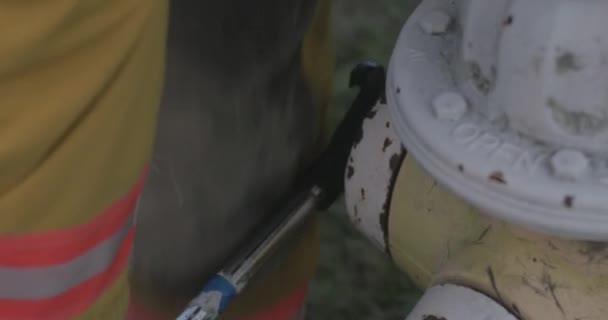 Tfaiyeci Acil Durum Müdahalesi Sırasında Yangın Musluğu Kapağını Çıkartıyor — Stok video