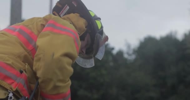 Brandweerman Werkt Met Een Brandkraan Tijdens Noodweertraining — Stockvideo