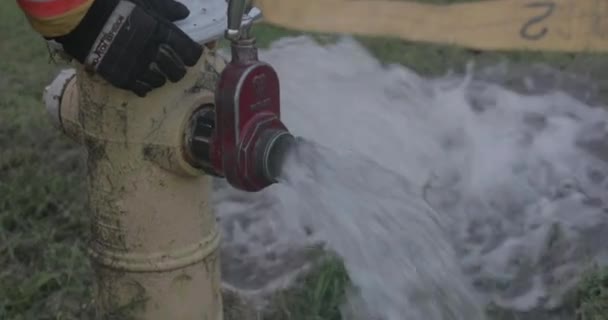 Hasič Vypouští Vodu Požárního Hydrantu Během Výcviku Reakce Mimořádné Události — Stock video