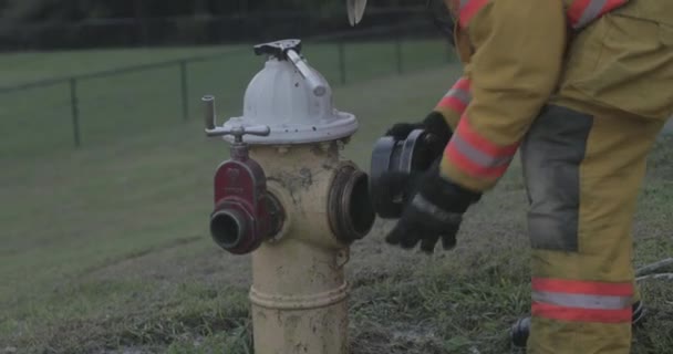 Bombero Coloca Una Pieza Equipo Extinción Incendios Para Conectar Una — Vídeos de Stock