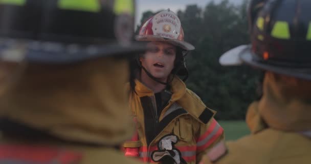 Tfaiyeciler Yangın Söndürme Eğitimi Sırasında Itfaiye Arabasının Etrafında Toplandı — Stok video