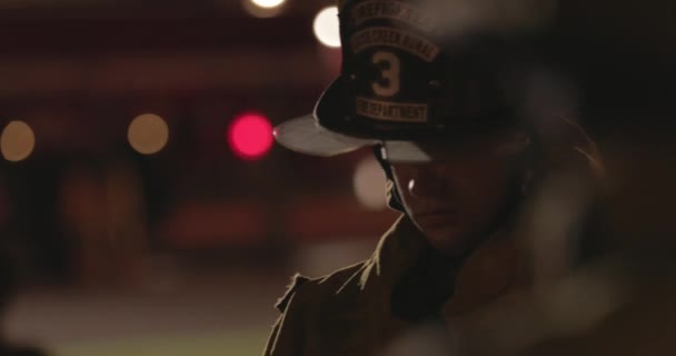 Brandman Natten Efter Att Reagerat Nödsituation — Stockvideo