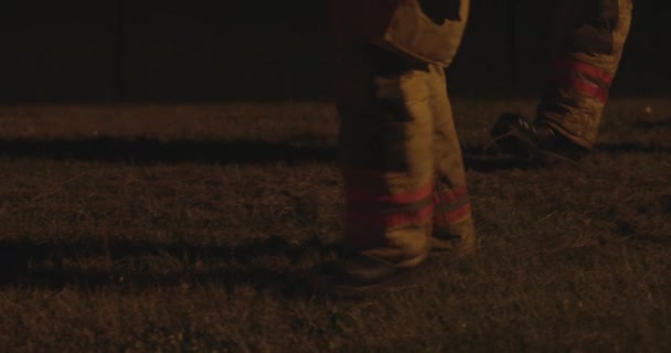Tfaiyeci Gece Vakti Ağır Çekimde Acil Müdahale Sahnesinde Yürüyor — Stok video
