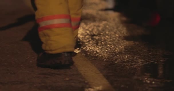 Brandman Går Natten Nödsituation Scen Slow Motion Upp Till Brandbil — Stockvideo