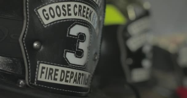 Detalle Del Casco Contra Incendios Una Estación Bomberos — Vídeos de Stock