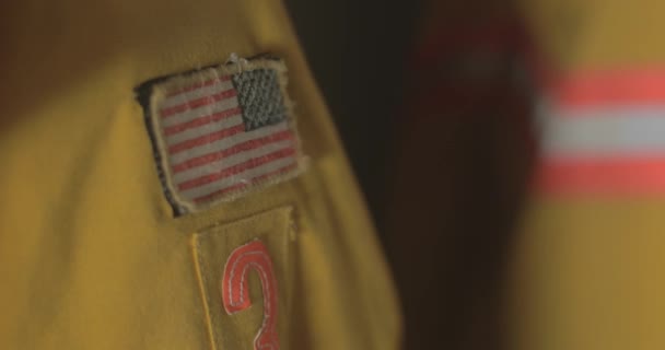 Szczegóły Amerykańskiej Bandery Płaszczu Strażackim — Wideo stockowe