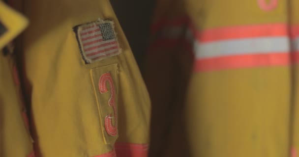 Detail Van Amerikaanse Vlag Patch Een Brandweerjas — Stockvideo