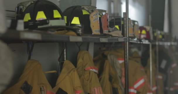 Κράνη Πυροσβέστη Και Παλτά Κρέμονται Μια Σχάρα Εξοπλισμού Πυροσβεστικό Σταθμό — Αρχείο Βίντεο