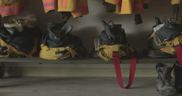 Brandmansskor Med Brandbekämpningsbyxor — Stockvideo