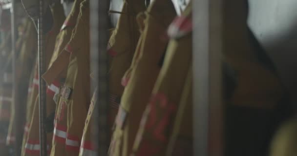 Une Rangée Manteaux Pompiers Accrochés Porte Équipement Une Caserne Pompiers — Video