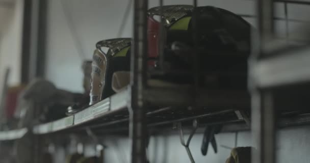 消防队的头盔排在消防局的装备架上 — 图库视频影像