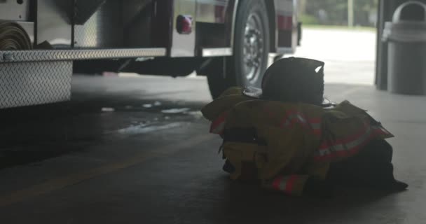 Brandblusapparatuur Wacht Noodreactie Een Stapel Een Brandweerkazerne — Stockvideo