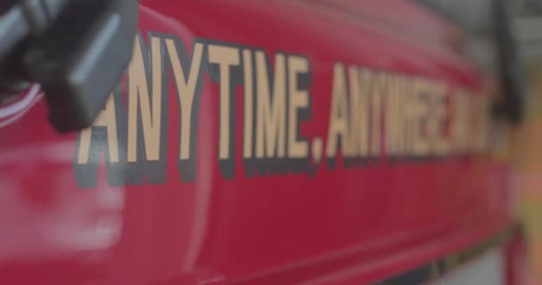 Tűzoltóállomáson Belül Parkoló Tűzoltóautó Részletes Adatai — Stock videók