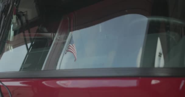 Reflejo Bandera Americana Parabrisas Camión Bomberos — Vídeo de stock