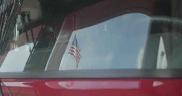 Reflejo Bandera Americana Parabrisas Camión Bomberos — Vídeo de stock