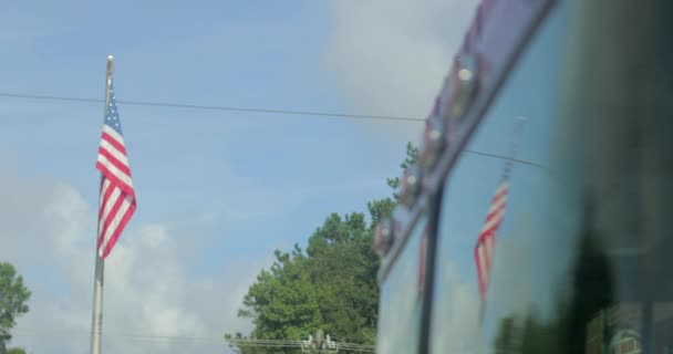 Refleksja Amerykańskiej Flagi Przedniej Szybie Samochodu Strażackiego — Wideo stockowe