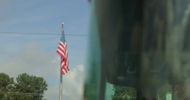 Reflectie Van Amerikaanse Vlag Voorruit Van Brandweerwagen — Stockvideo