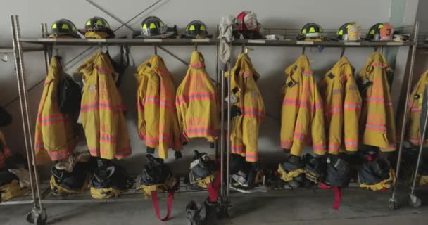 Peralatan Pemadam Kebakaran Tergantung Rak Dalam Stasiun Pemadam Kebakaran Yang — Stok Video