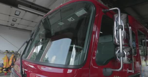 Красная Пожарная Машина Сидит Пожарной Части Готовая Реагированию Чрезвычайные Ситуации — стоковое видео