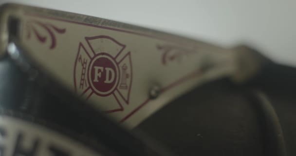 Ręczny Klasyczny Symbol Straży Pożarnej Hełmie Strażackim — Wideo stockowe