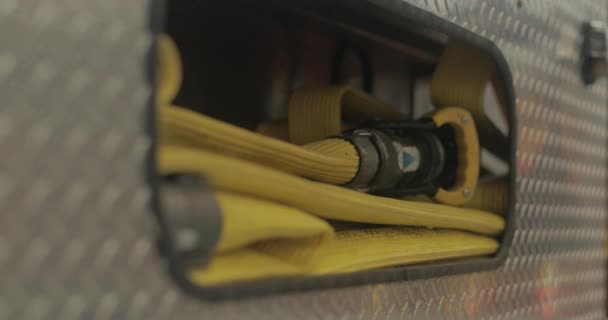 Żółty Wąż Pożarowy Składany Tyłu Wozu Strażackiego Gotowy Reakcji Nagłych — Wideo stockowe