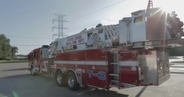 Egy Tűzoltóautó Elhajt Tűzoltóságról Hogy Reagáljon Egy Vészhelyzetre — Stock videók
