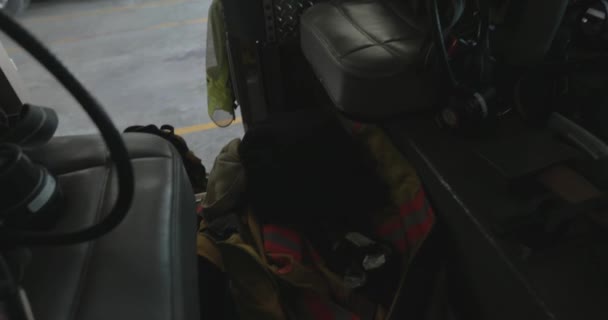 Λεπτομέρεια Του Πυροσβεστικού Εξοπλισμού Μέσα Στο Πυροσβεστικό Όχημα — Αρχείο Βίντεο