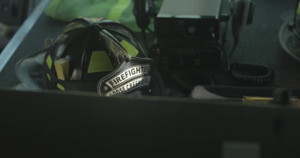 Capacete Bombeiro Dentro Caminhão Bombeiros Pronto Para Resposta Emergência — Vídeo de Stock