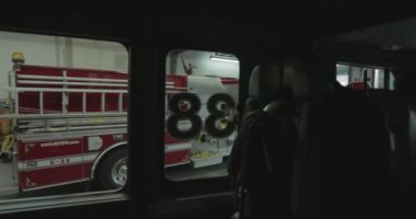 Pencereden başka bir itfaiye aracı gören itfaiye aracının içeriden görünüşü.