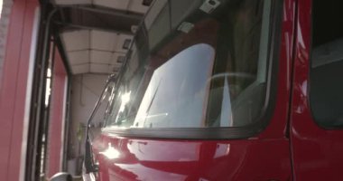 İstasyonun içine park etmiş itfaiye aracının ön tarafı acil müdahale için hazır..