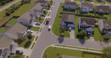 Bir banliyö mahallesinden geçen itfaiye aracı acil bir duruma müdahale ediyor..