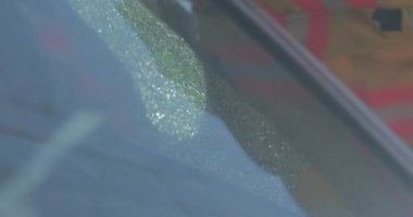 İtfaiyeciler kurtarma eğitimi sırasında arabanın camlarını kırıyor ve trafik kazalarına acil müdahale yapılıyor..