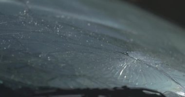 Kırık camlı bir kazadan sonra arabanın ön camı kırılmış..