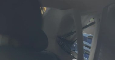 İtfaiyeci kazada zarar görmüş bir arabanın kapısını açmak için mekanik bir alet kullanır..