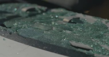 Kötü bir kazadan sonra arabanın içindeki kırık camlar..