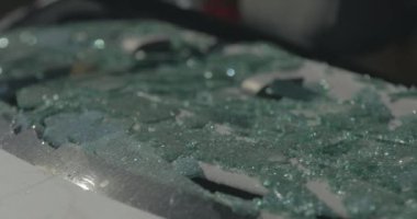 Kötü bir kazadan sonra arabanın içindeki kırık camlar..