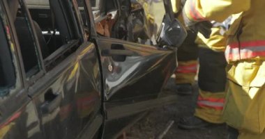 Bir araba kazasından sonra itfaiye arabasının kapısında bir kaza oldu..