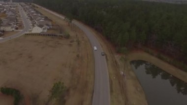 Devriye gezerken bir polis arabası banliyö mahallelerinden geçiyor..