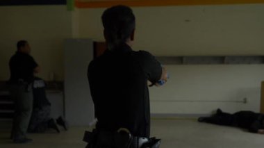 Bir grup polis okul çatışmalarına müdahale etmek için silahlarını kuşanmış bir şekilde okula giriyor..