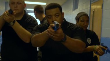 Bir grup polis okul çatışmalarına müdahale etmek için silahlarını kuşanmış bir şekilde okula giriyor..