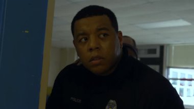 Bir grup polis, okuldaki silahlı çatışmalara müdahale etmek için silah çekilen odaları boşaltıyor..