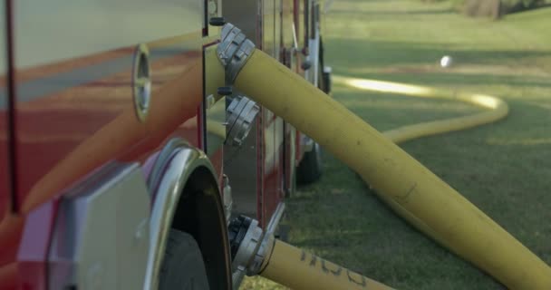 Duas Mangueiras Incêndio Amarelas Ligadas Carro Bombeiros Durante Uma Resposta — Vídeo de Stock