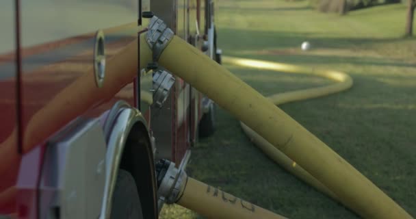 Twee Gele Brandslangen Aan Een Brandweerauto Bevestigd Tijdens Noodhulpactie Voor — Stockvideo