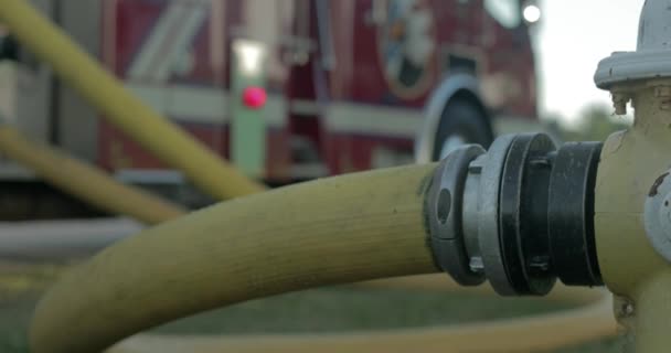 Tubo Giallo Antincendio Attaccato Idrante — Video Stock