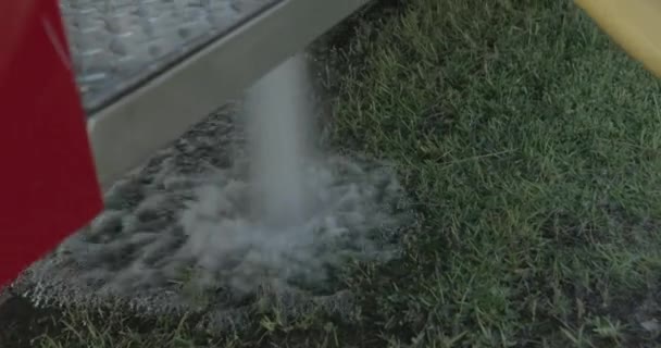 Waterafvoer Van Brandweerauto Noodreactie Voor Brandbestrijding — Stockvideo