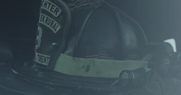Πυροσβεστικό Κράνος Μέσα Πυροσβεστικό Όχημα Που Βλέπει Μέσα Από Παρμπρίζ — Αρχείο Βίντεο