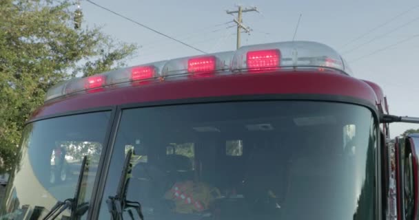 Φώτα Που Αναβοσβήνουν Στην Κορυφή Του Πυροσβεστικού Οχήματος Σταθμευμένα Στο — Αρχείο Βίντεο