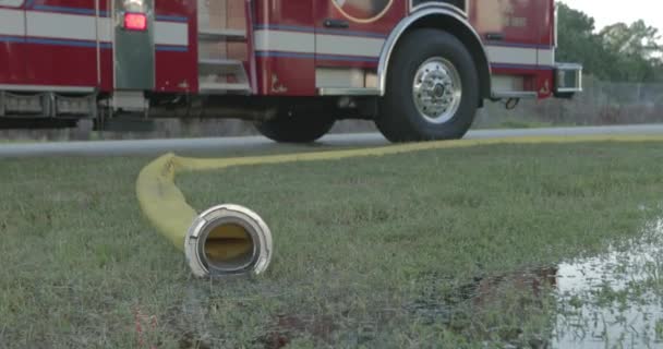 Feuerwehrschlauch Der Wasser Gras Ableitet — Stockvideo