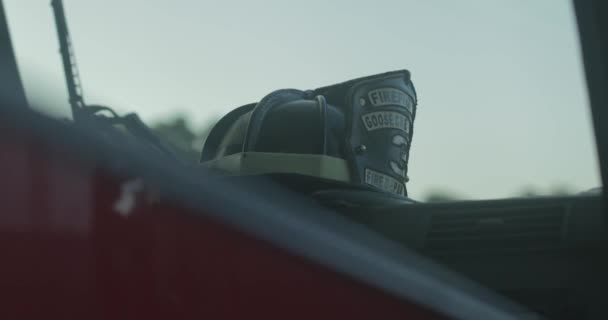 从挡风玻璃看消防车内的消防员头盔 — 图库视频影像