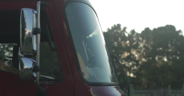 Vészhelyzet Esetére Kinn Parkoló Tűzoltóautó Előtt — Stock videók